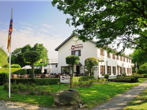 Hotel-043-Maastricht.nl | Hotel Kreutzer ligt op het hoogste punt van Slenaken, midden in een groene omgeving. Het hotel ligt langs de Mergellandroute. U kunt hier genieten van de natuur, de rust en de Limburgse gastvrijheid. De omgeving biedt u volop mogelijkheden om te fietsen en wandelen. In de buurt ligt de bourgondische stad Maastricht en Valkenburg. | Heijenrath | 043 | Limburg